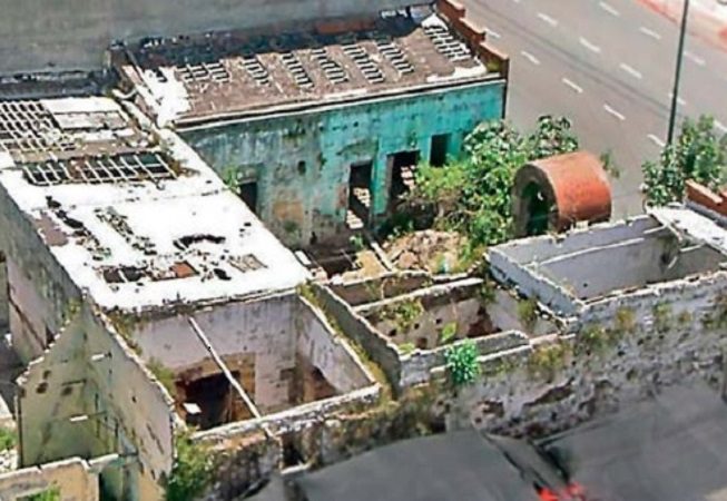 Instituto de Arte Americano. 2000’s. (Vista de la casa en ruinas en San Juan 338, al centro el grupo de estructuras más antiguo).