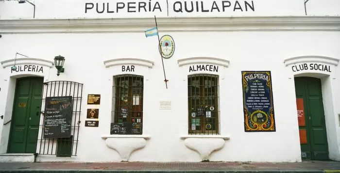 En San Telmo, Quilapán ofrece platos de olla y shows de tango, folclore y jazz en vivo